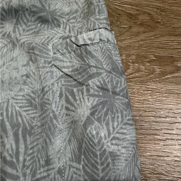 Vintage 1946 Tropical Gray Leaf Print Performance Golf Shorts - Picture 7 of 7